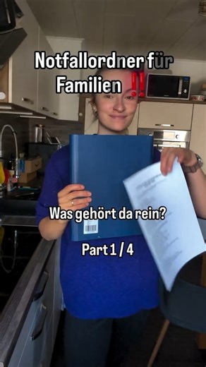 Elli | Mama³ | Alltag & Tipps on Instagram: "Wenn dir morgen was passiert – weiß jemand, wo deine wichtigsten Unterlagen sind? 🫣 Ich hab mir eine Notfallmappe für Zuhause angelegt – und zeig dir in dieser 4-teiligen Serie, was da wirklich rein muss 💛 Heute starten wir mit dem Warum – und einem ersten Blick hinein: 👉 Sie erspart dir (und deiner Familie) Stress, Chaos und langes Suchen. 👉 Alles Wichtige an einem Ort – übersichtlich, sicher und alltagstauglich. 🗂️🗂️ 1. Persönliche & familiäre