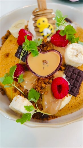 Treshan PerEra | Travel - Foodie on Instagram: "@peachcafe.au A solid brunch spot with a relaxed vibe and food that delivers every time. ✨ The presentation was just as good as the flavours and everything looked so good when it hit the table. What I had: ✨ Chilli scram with halloumi ✨ Dulce de leche hotcake ✨ Bacon benny 🎀 Strawberry milk matcha 🧸 Teddy bear’s picnic hot chocolate 🤍 Chai latte 📍 @peachcafe.au Definitely one to add to your brunch list 💕🍑✨ #PeachCafe #AuchenflowerEats #Brisba