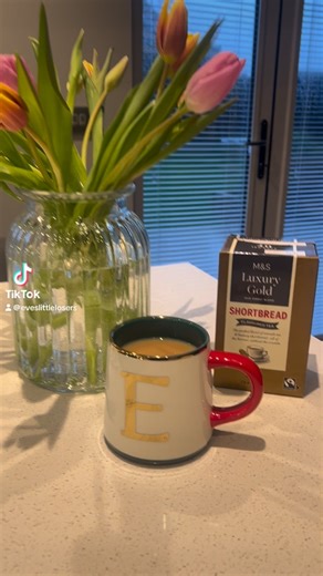 Eve Little on Instagram: "Shortbread-flavoured tea… and ZERO biscuit guilt?! 😍☕️ If you love a dunk but biscuits are a trigger food for you, these Marks & Spencer’s shortbread-flavoured teabags are honestly such a game-changer. A shortbread biscuit can cost you up to 7 Syns… and these teabags? Totally Free 🙌 You get all those cosy, buttery biscuit vibes without the calories or the SWIPS — and I genuinely thought they might make me want a biscuit more… but nope! They actually take that craving