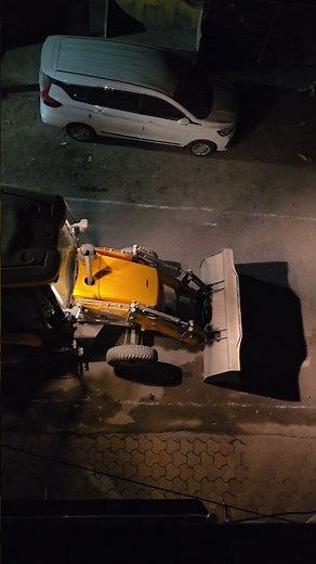 Raak ko 2 baje pura road khod diya