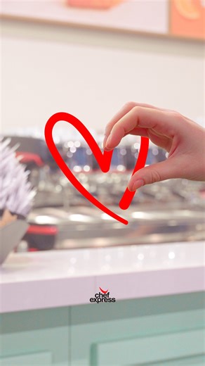 A volte basta poco per innamorarsi...ad esempio un croissant appena sfornato 🥐❤️ #ChefExpress #SanValentino | Chef Express - Un Sorriso lungo un Viaggio