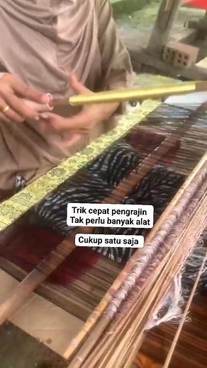 Pengrajin songket tradisional Indonesia Cara membuat kain Songket secara manual Khas sumatera selatan #pengrajinsongket #caramembuatkainsongket #secaramanual#khassumateraselatan #fyp Halo besti online ku | Nur Yani
