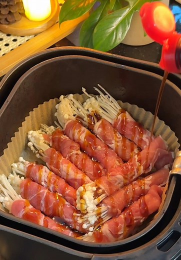 หมูสไลด์พันเห็ดเข็มทอง ซอสเทอริยากิ อบในหม้อทอดไร้น้ำมัน เมนูข้าวกล่องทำง่ายๆ . . . #เข้าครัวกับแพรวๆ🫕✨ #เมนูคลีน #อาหารคลีน #เมนูอาหารน่ากิน #healthyfood #เมนูลดน้ําหนัก #เมนูง่ายๆ #เทอริยากิ #หมูสไลด์พันเห็ดเข็มทอง #เมนูเห็ดเข็มทอง