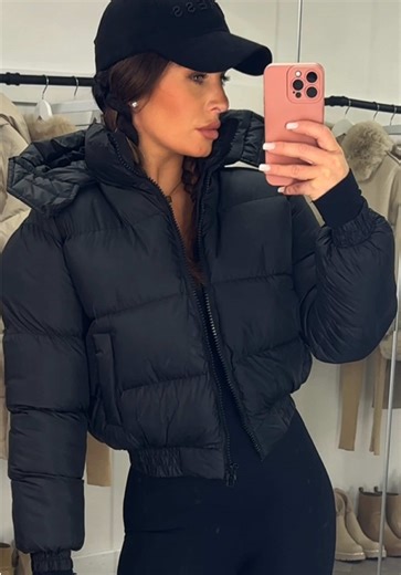 An absolute staple 💫🤩 - A black puffer jacket for everyday…. Get yours now 🫧🖤 #styledup #outfitinspo #pufferjacket #jacketstyle #pufferjacketoutfits