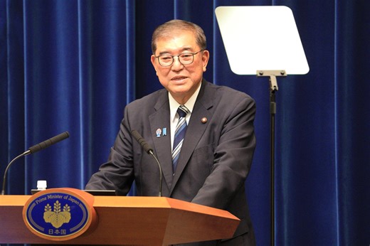 退陣会見でスーツに白い粉？　石破政権は最初から最後まで「だらし内閣」だった