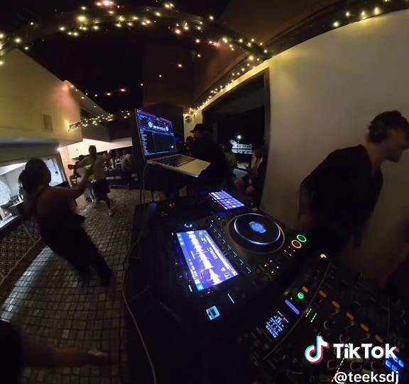 Creative DJ Transitions for Engaging Mixes