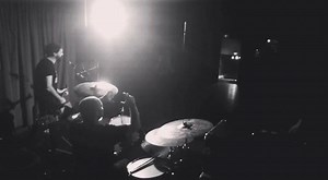 NANTES (Fr), atzo: publikoan ikusle bakarra. Batzutan gertatzen da. Ez da ezer gertatzen. Gaur Parisen dena emango dugu, atzo bezalaxe. Zale horrek dena merezi duelako. Merci. Jaio.Musika.Hil. NANTES (Fr), ayer: una sola persona en el público. A veces pasa y no pasa nada. Hoy en París volveremos a dar todo, exactamente igual que ayer. Porque cada fan lo merece. La pasión es el mínimo exigible. Jaio.Musika.Hil. NANTES (Fr), yesterday: just one people in the audience. It happens sometimes, no worr