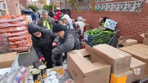 SOMOS Social Care Network is on the ground across the Bronx this week, hosting community events to assist families affected by the loss of SNAP benefits during the federal shutdown. Each day, SOMOS teams are distributing food, connecting residents with pantry access and essential resources, and offering on-site assistance to those most in need. These efforts are helping thousands of Bronx families navigate growing food insecurity with dignity and support. Together, we’re ensuring that no family 
