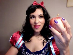How to Do a pinup Snow White makeup hair look for Halloween