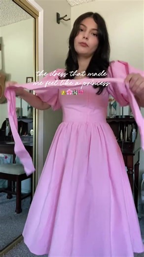 This dress surprised me in the best way! As soon as I put it on I immediately felt so pretty and happy that I took the chance to go a little out of my comfort zone. 🩷 This one checked every box for me! 🥹 🌸 nursing friendly 🌸 soft cotton 🌸 stretch in the back 🌸 modest spring style
