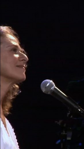 Carole King sings her emotional song You've Got A Friend 2005 pt2