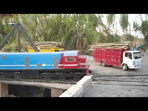 Railway Crossing Kereta Api Panjang Lokomotif CC206 CC201 Tabrak Truk Muatan Berat Sampai Terguling