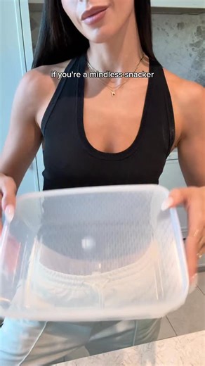 135 reactions | THE SNACK BOX STRATEGY ⚡️ If you’re a mindless...