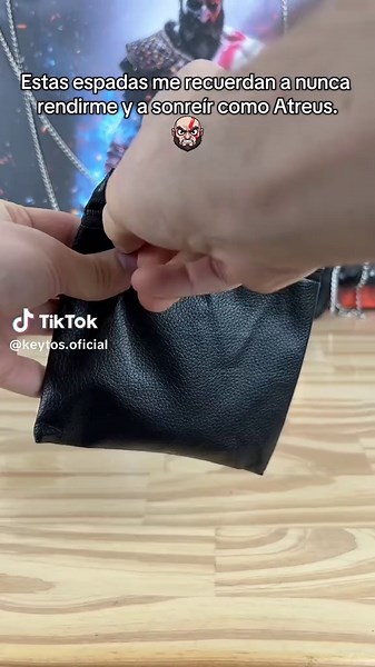 Siemprerecordaré esta frase al ver estas espadas…#GodOfWar #llavero #kratos Estos llaveros representan muy bien las espadas del caos de God of War que las lleva Simpre con sigo kratos
