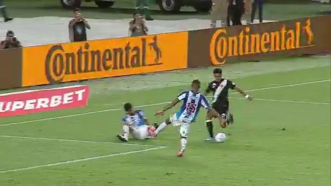 Análise do VAR no gol anulado de Nuno Moreira:Ramon (árbitro): "Tá os dois se puxando, nada, nada, nada..."(...)Daiane (VAR): "Ramon, eu te recomendo uma revisão para possível falta do jogador atacante, tá? (...) A partir deste momento, eu quero te mostrar que ele, com a mão esquerda, está puxando, está segurando a camisa do defensor em todo momento, tá? Enquanto o defensor tenta buscar espaço com a mão direita. Atenção na camisa dele, tá? Ele é deslocado com esse puxão."Ramon (árbitro): "Ok. O 