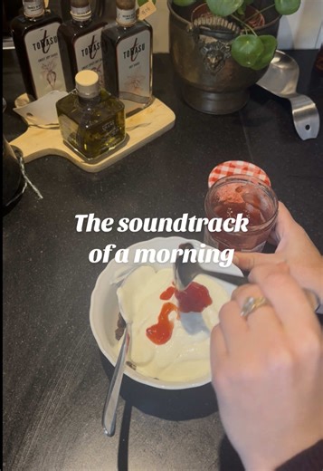 Take a deep breath and listen to the sounds of the Dutch countryside on a slow morning. ☁️ There is something so healing about the quiet sounds of a morning kitchen. Which sound is your favorite? 🍳✨ #asmr #slowliving #countryside #morningroutine #netherlands