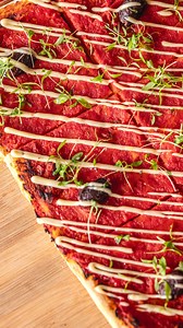 PIZZA CARRÉ 🇩🇿 Malgré la simplicité c’est un vrai symbole de la street food en Algérie ! L’histoire de la pizza carrée algérienne est étroitement liée à la culture populaire urbaine, à l’influence méditerranéenne (notamment italienne et française), et à l’évolution des boulangeries et snacks en Algérie depuis les années 1980-1990. 👇🏼Ingrédients : Pâte : - 400 G Farine - 1 CAC Sel - 1 CAS Huile d’olive - 7 G Levure boulangère sèche - 250 ML Eau tiède Sauce tomate : - 4 P Tomates - 2 P Oignons