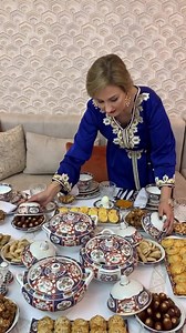 ‎ شنو بانلكم فشي طبلة مابين الأصالة و المعاصرة ؟ Dressage de table entre modernité et tradition ⚜️ . . . Service de table by @porcelaine.authentique.fes Ménagère by @mayab_home Mignardises salées by @maisonguess | Houda jennane