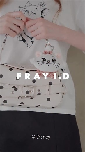 FRAY I.D on Instagram: ". \ 【Disney】THE ARISTOCATS COLLECTION 🐈 / 🛒オンラインストア公開中 📢2/11(水)店頭発売 - ディズニー・アニメーション映画『おしゃれキャット』の人気キャラクターマリーのコレクションが登場。 『おしゃれキャット』のアートをあしらったミラーチャーム、愛らしいマリーのプリントが映えるトートバッグ、Tシャツの全3型をラインナップ🎀 大人のスタイルにさりげなく遊び心を添える、特別なアイテムです🪄 - #frayid #フレイアイディー #Thearistocats #マリー"