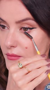 New tutorial on my site and YouTube channel! To watch click the link below to see full details on how to get this liner look! Xx https://www.lisaeldridge.com/blogs/videos/would-you-try-this-liner-look #liner #eyeliner #makeup | Lisa Eldridge