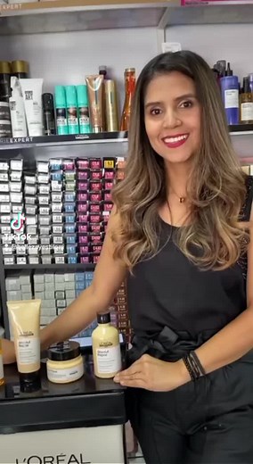 ¿Te gustaría saber como se usar correctamente Absolut Repair de Loreal Professionnel? 🩵 En esta oportunidad la formadora de Loreal nos enseña el uso correcto de esta línea profesional de cuidad capilar. 🥰 Te invitamos a seguir @bellezayestilom para seguir conociendo más a fondo la Serie Expert de Loreal Professionnel #distribuidoradebelleza #serieexpert #serieexpertloreal #absolutrepair #bellezayestilom