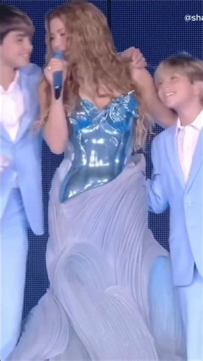 Shakira.. Singing with her sons😍🎶 #concert #shakira