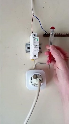 How to test a circuit breaker. Circuit breaker continuity test. How to use an indicator screwdriver.