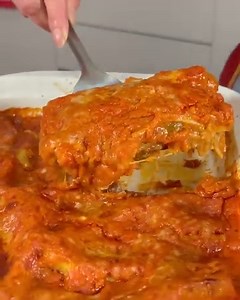 🇮🇹 CANNELLONI DI NATALE CON MANZO E FUNGHI 🎅 eccezionale primo piatto da servire ai tuoi cari 🎄 INGREDIENTI: 🔸14 cannelloni grandi (500/600g c.a) 🔸200g trito di manzo 🔸250g funghi 🔸700g salsa di pomodoro (cotto con Olio EVO, aglio, basilico e sale) 🔸600g besciamella 🔸100g provola 🔸60g parmigiano 🔸50ml vino bianco 🔸Aglio 🔸Olio EVO 🔸Sale 🔸Pepe nero 🔥In forno a 190°C per 45 minuti (i primi 20 minuti coprire con carta argentata) __________ 🇬🇧 CHRISTMAS CANNELLONI WITH BEEF AND MUS