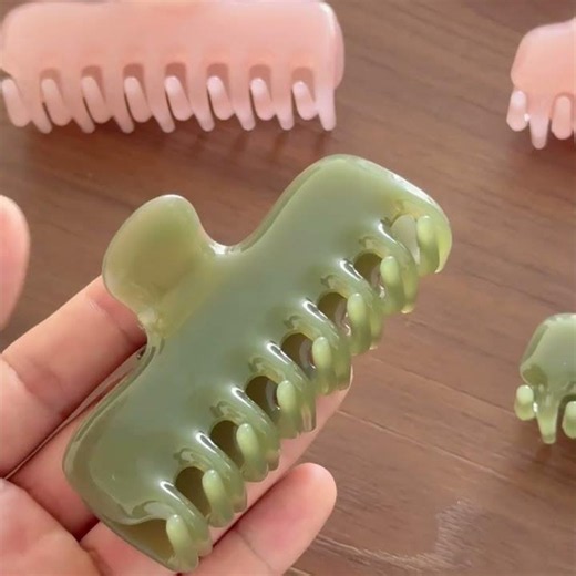Large acetate claw clip for effortless updos—an absolute must-have! 💖