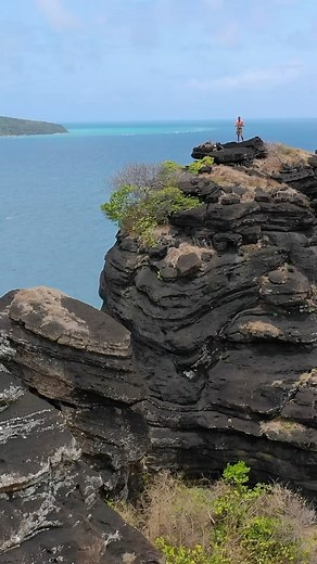 Back 2 Basics Adventures on Instagram: "NEW SURVIVAL CHALLENGE SERIES 🏝️ I’m re-visiting different survival stories while travelling up the remote stretches of the Great Barrier Reef. There’s tales of heroic survival against all odds, and some tragic endings... 💀 🔱 See ya there guys, Strick 🤙"