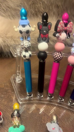 Nieuw bij Diva’s & Dino’s ✨ Onze handgemaakte pennen zijn niet alleen een feestje om te zien, maar ook superhandig 🖊️ 3-in-1 pen ✔️ Geschikt voor iPad & tablet ✔️ Werkt op je telefoon ✔️ En natuurlijk gewoon om mee te schrijven Elke pen wordt door ons met liefde versierd met kraaltjes Uniek, vrolijk en perfect als cadeautje (of gewoon voor jezelf 😉) 💶 €5 per stuk 📩 Stuur ons een DM om te bestellen