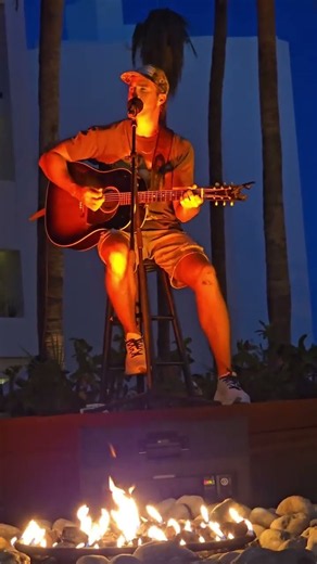 Riley Green surprised fans with an intimate fireside acoustic session! #RileyGreen #CountryMusic
