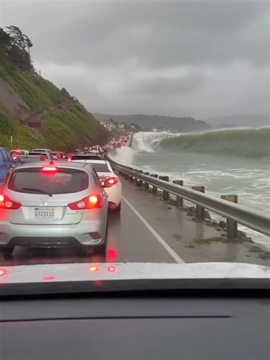 Unexpected Tsunami Swells Block Traffic in Dramatic Scene