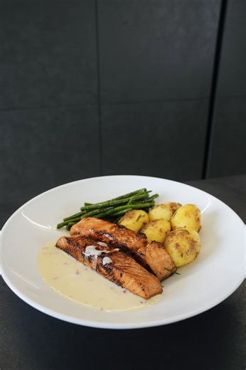 GialloZafferano Loves Italy on Instagram: "Elevate your dinner with this Marinated Salmon paired with sautéed potatoes and green beans, all topped with a luxurious pink peppercorn sauce! 🐟🥔🌿 Marinated Salmon Ingredients for the Marinated Salmon: 2 salmon fillets (about 10 oz total / 300 g) 2 tablespoons soy sauce 1 tablespoon rice vinegar 1 tablespoon rice oil (or other vegetable oil) 1 tablespoon wine vinegar 1 tablespoon extra virgin olive oil Paprika (to taste) Juice o