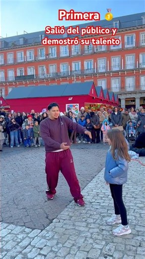 Baile en las calles de Madrid. Danza urbana. Show de baile 👯‍♀️ acrobático acrobacias 🤸 Breaking