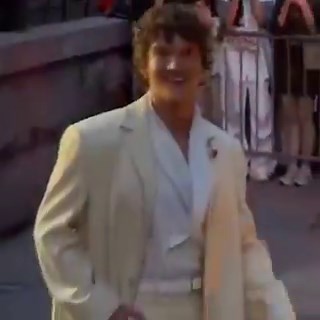 El hecho de que Connor todavía se sorprenda por la cantidad de fotos que le toman, porque de verdad está tan alejado de sus redes que no dimensiona lo famoso y amado que es