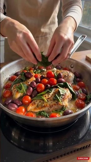 Mediterranean Chicken Skillet Recipe 👀#shorts #mediterraneanchicken #chickenskillet