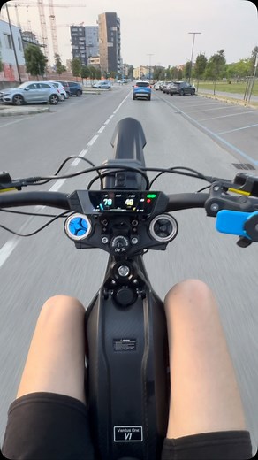 Ruslan Ero on Instagram: "On Board V1⚡️28kw si alza di gas anche dopo i 100km/h … non era impostato al massimo della sua potenza ….. 🫠#ascolta #ventusone #capisciono #vtb #nojojo #power #battery #9c #72v #surron #talaria #eridepro #killer"