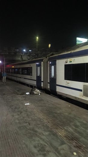 Vande Bharat Express And Local Train Running Parallelly 😯😱 | Maya Hoge Maya Song #viral #trending