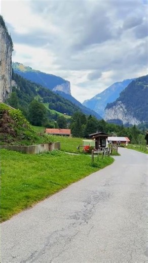 🇨🇭Walking into Lauterbrunnen’s Beauty🌿Caminando hacia la belleza de Lauterbrunnen #lauterbrunnen