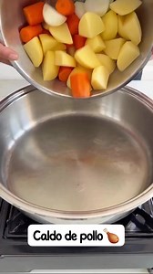 ✨ Caldo de Pollo Bien Educado ✨ ¿Puedes creer que cociné esto? 🥣✨ Un plato reconfortante, lleno de sabor casero y perfecto para cualquier día. Pollo jugoso, verduras frescas y ese toque cremoso que lo hace irresistible 🤤. 🔥 Preparación sencilla, resultado espectacular. Te aseguro que este caldito ¡te va a abrazar desde la primera cucharada! 🧡 👉 Guárdalo para hacerlo en casa y cuéntame en los comentarios si lo pruebas. #RecetasYSabores #CocinaCasera #RecetasFáciles #CocinaConAmor #FoodLovers