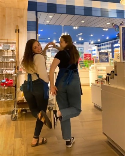 ❗️ GET HIRED FOR THE HOLIDAYS ❗️We're hiring NOW in many of our stores nationwide 🙀 Meet your new BFF and enjoy a 40% off employee discount on your favorite fragrance finds 👯 🛍 Click to apply NOW: https://careers.bathandbodyworks.com/en/ 📸sarah_champ | Bath & Body Works
