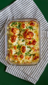 🧑🏼‍🍳 Helppo ja herkullinen kukkakaaligratiini on täydellinen lisuke, joka valmistuu näppärästi muun ruoanteon lomassa! Kukkakaalit gratinoituvat aromikkaassa juustokastikkeessa, joka on saanut makunsa Eränkävijä 10% juustosta. 🧀 Vinkkinä ➡️ voit halutessasi laittaa joukkoon myös parsakaalia🥦 #kukkakaaligratiini #gratiini #resepti #kuusamonjuusto #juusto | Kuusamon Juusto