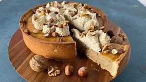 Rezept: Saftiger Nusskuchen mit Sahne-Topping