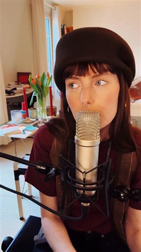 Marie-Flore on Instagram: "👀 Tu piges ? 👀 ma chanson « bleu velours » 🤍 oldie but goodie, bon dimanche les amis"