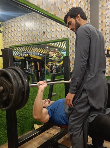 Maximize Chest Muscle Growth with Barbell Bench Press