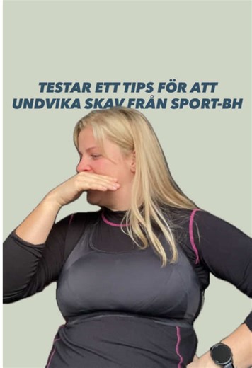 Jag testar ett tips från en av er för att jag och mina 🪘🪘 ska undvika att få skav under långpass. Är så tacksam för detta tips även om jag både blev FNITTRIG och kände mig SIPERBUSIG!!! Brudar, detta var 10/10!!! Men hur gör vi i sommar? Jag kommer inte springa med ett linne och sport-bh utanför, möjligtvis om det betalar av mitt studielån hos csn 🍉🍉 #sportbh #träning #löpning #tjejersomspringer