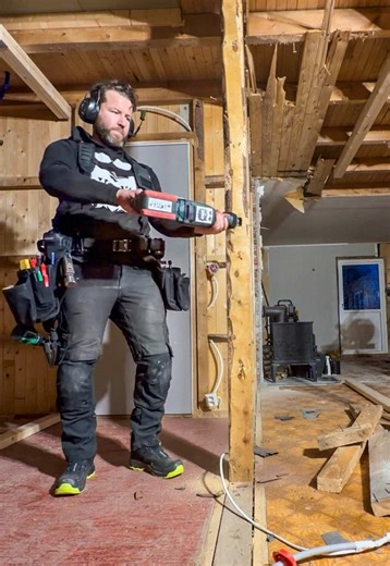 𝗗𝗘𝗧𝗧𝗘 𝗘𝗥 𝗠𝗢𝗠𝗘𝗡𝗧𝗘𝗧 𝗦𝗢𝗠 𝗔𝗟𝗟𝗘 𝗧Ø𝗠𝗥𝗘𝗥𝗘 𝗞𝗝𝗘𝗡𝗡𝗘𝗥 Saga begynner å bite. 🔧 Da vet du at konstruksjonen faktisk jobber. Derfor setter vi alltid opp midlertidig vegg først. Det er forskjellen på kontroll og kaos. — 𝗧𝗛𝗜𝗦 𝗜𝗦 𝗔 𝗠𝗢𝗠𝗘𝗡𝗧 𝗘𝗩𝗘𝗥𝗬 𝗖𝗔𝗥𝗣𝗘𝗡𝗧𝗘𝗥 𝗞𝗡𝗢𝗪𝗦 When the saw starts biting, you know the structure is under load. 🔧 That’s why we always build a temporary wall first. Preparation is the difference between control and chaos. — #construc