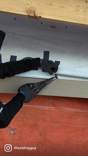 Here’s an easy way to join drip cap. . . . . . . . . . . . . . . #aluminumflashing #aluminumdripcap #dripcap #aluminumdripcap #edmonton #yeg #alberta #windowflashing #doorflashing #dripedge #siding #sidinginstaller #sidinginstallation #construction #titaniumhammer #hammer #skilledtrades #keepcraftalive