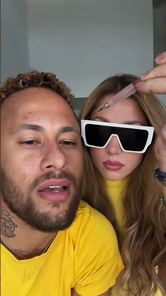 Neymar and Shakira stick pencils into their faces. #funny #shakira #neymar